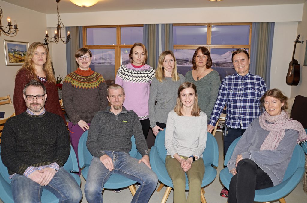 En gruppe mennesker som poserer for et bilde