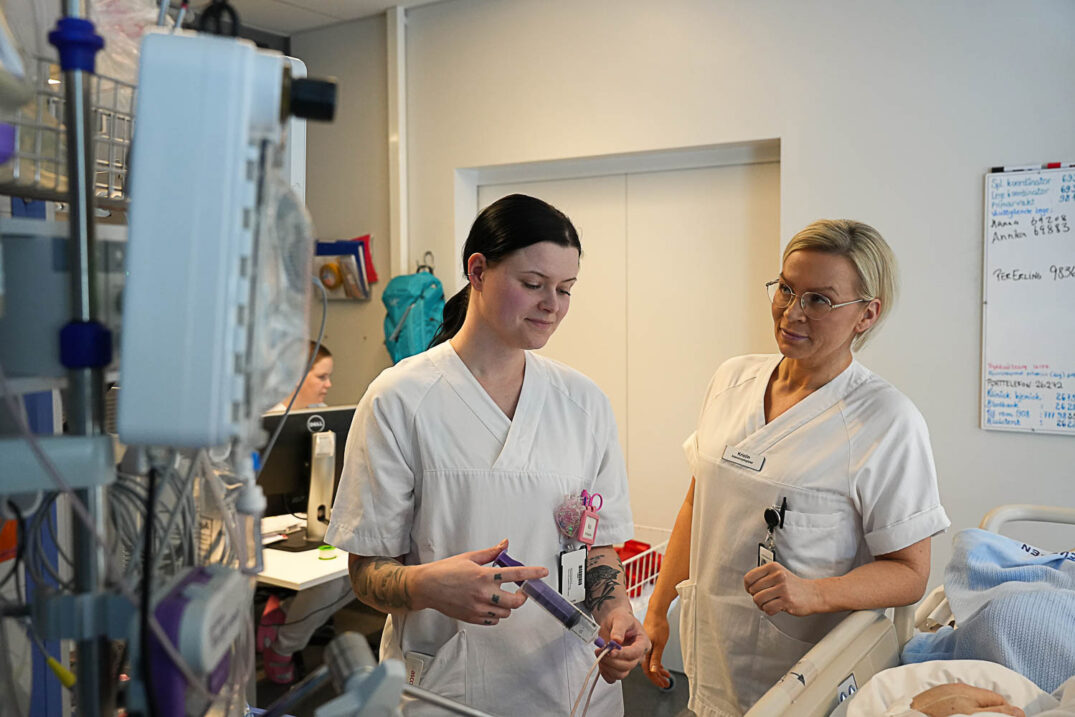 To kvinner inne på pasientrom kontrollerer sonde