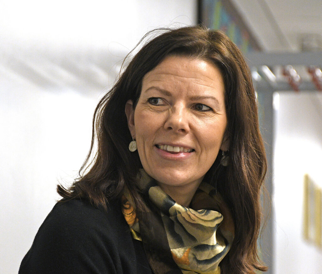 En kvinne med langt hår