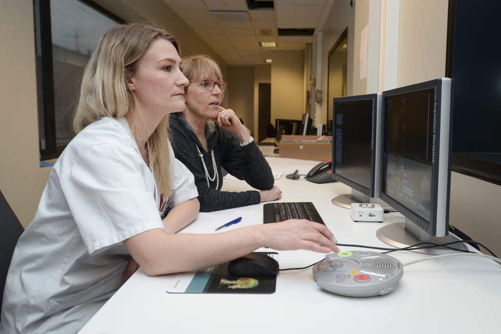 Noen få kvinner som sitter ved et skrivebord