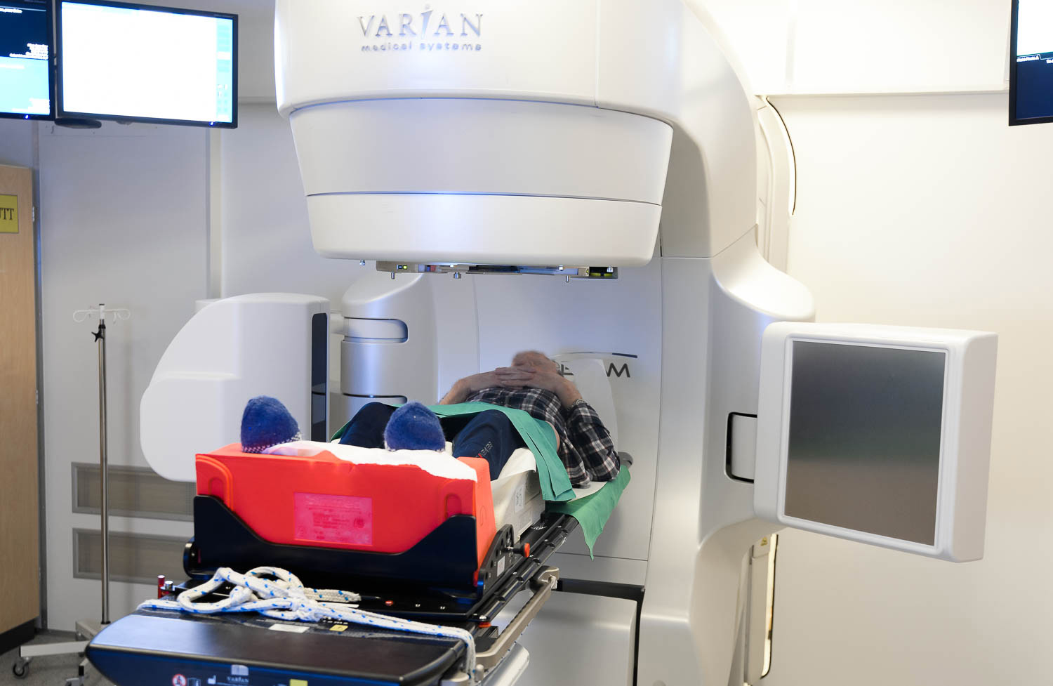 En person som ligger i en sykehusseng