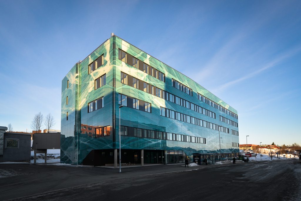 En bygning med blått tak