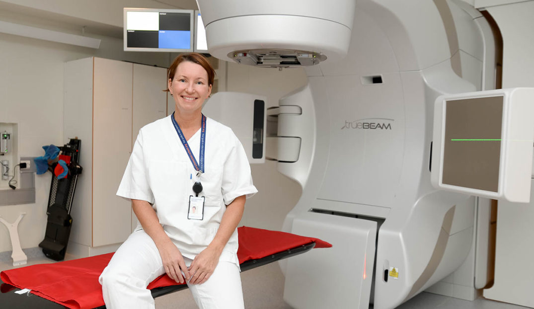 En mann i hvit frakk