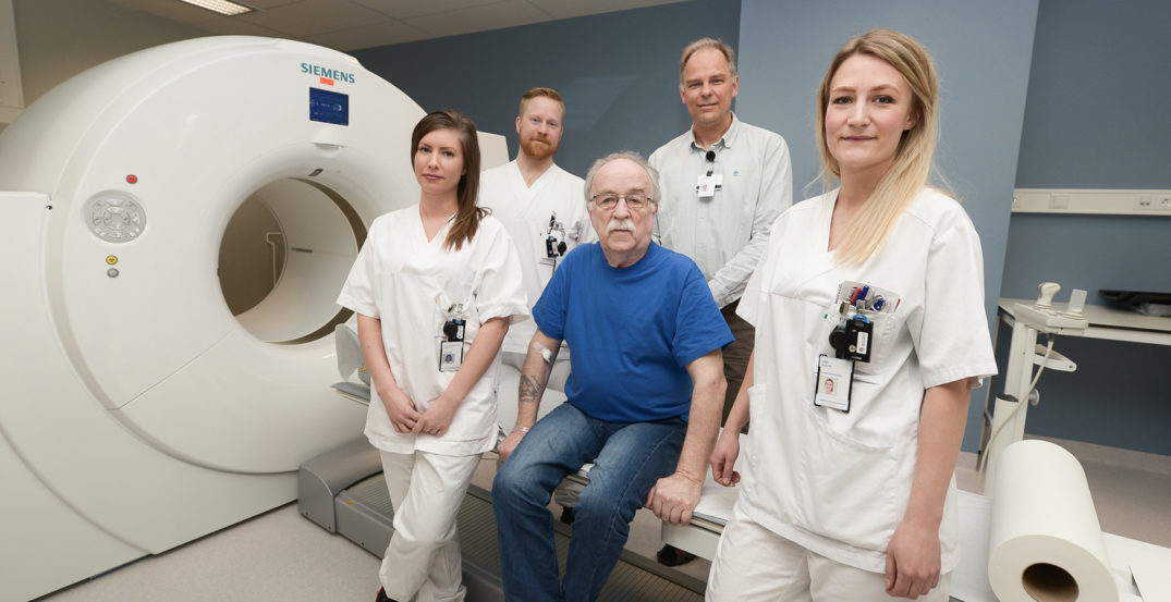 En gruppe mennesker som poserer for et bilde