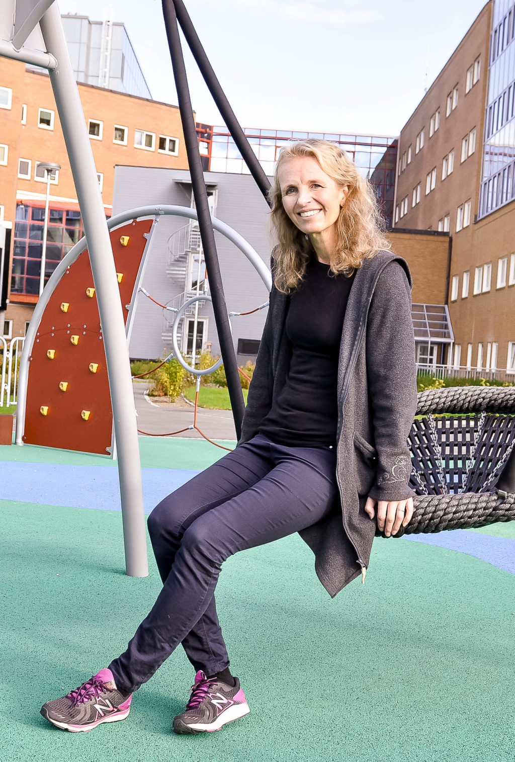 En kvinne som poserer for et bilde