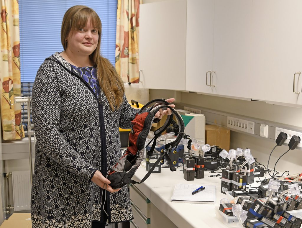 En person som holder en pistol