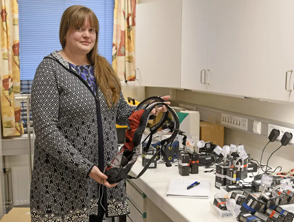 En person som holder en pistol