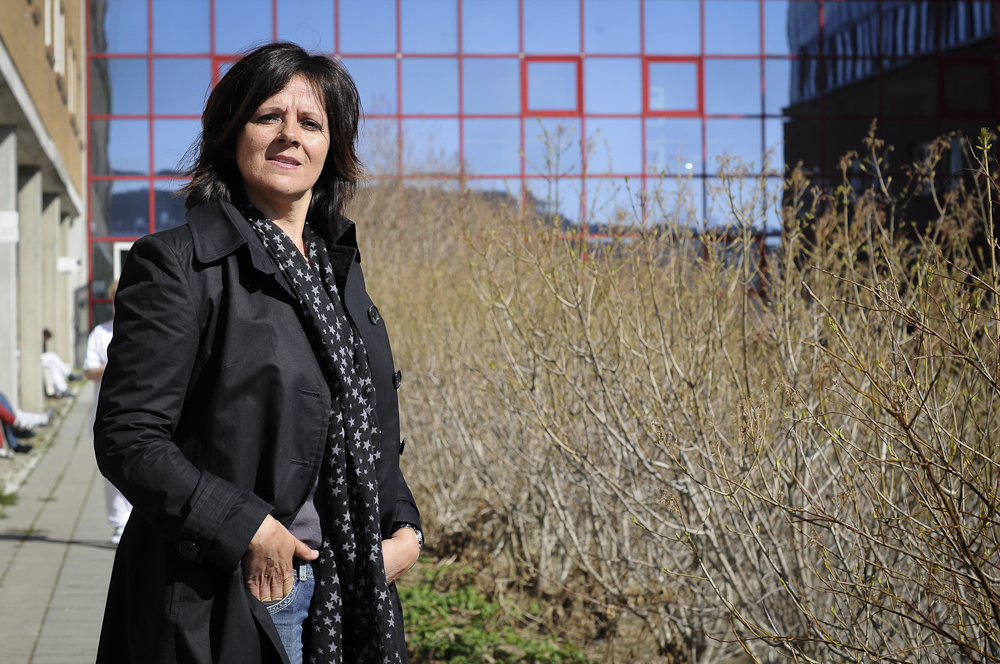 En person som står ved siden av en busk