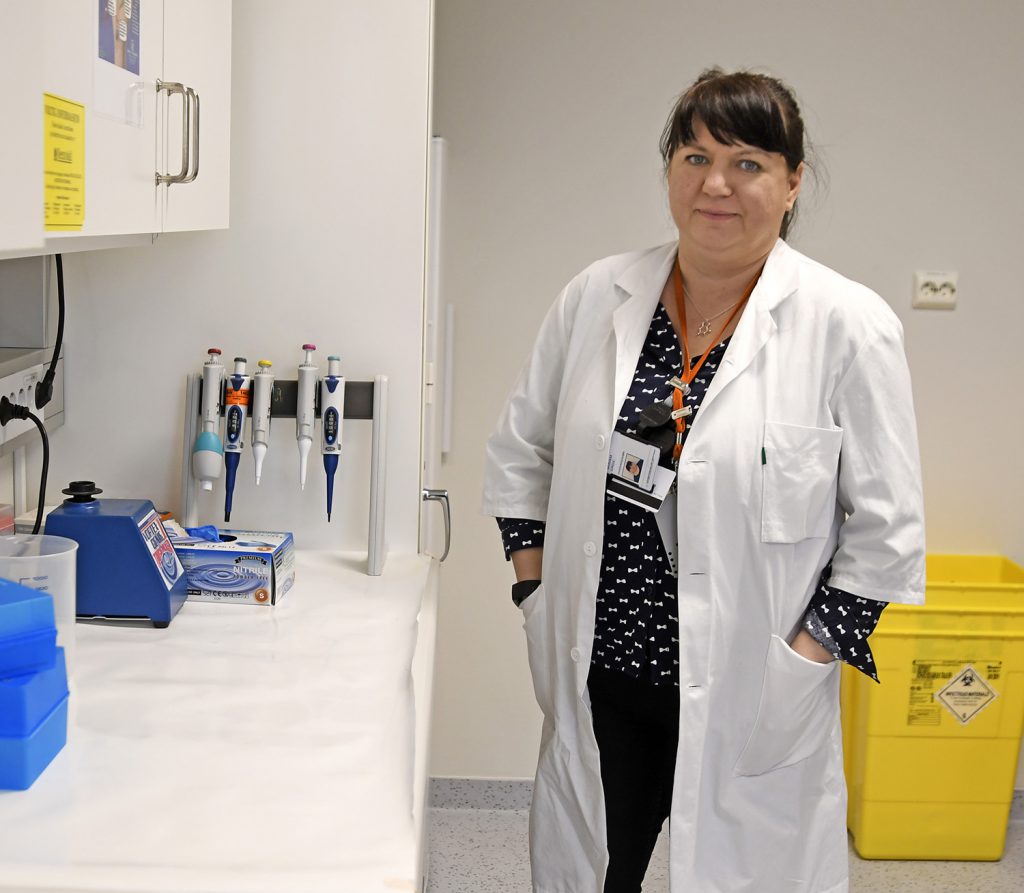 En mann i laboratoriefrakk