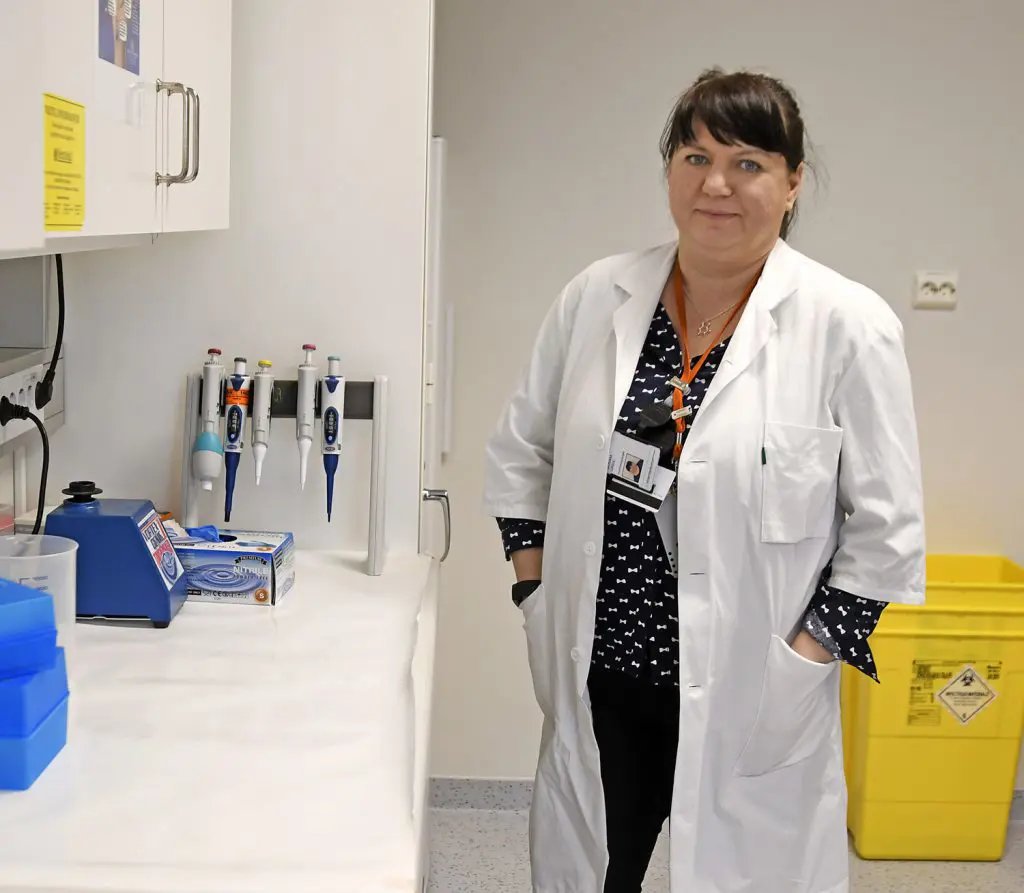 En mann i laboratoriefrakk