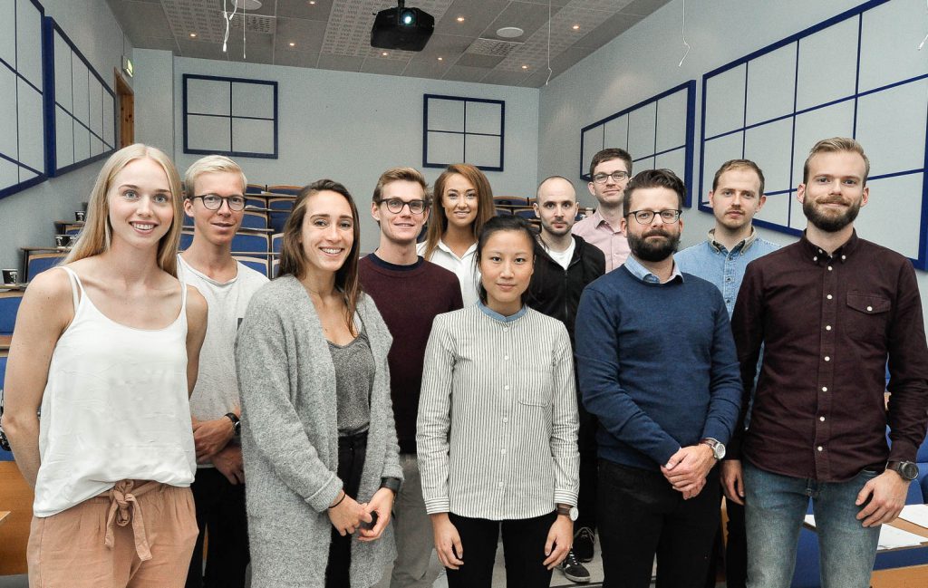 En gruppe mennesker som poserer for et bilde