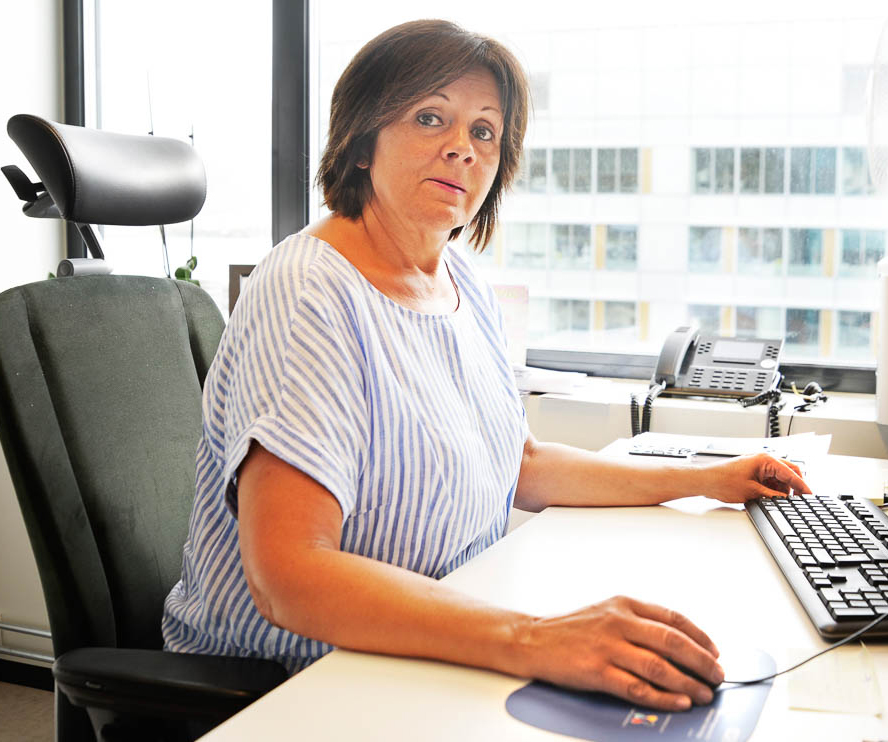 En kvinne som sitter ved et skrivebord