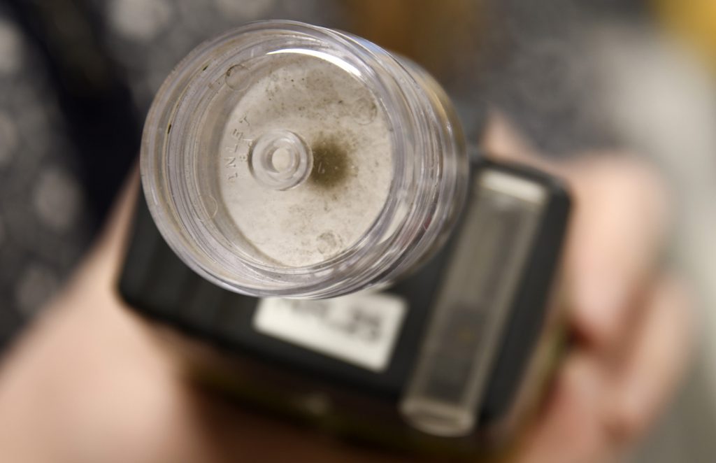 Et nærbilde av et metallobjekt