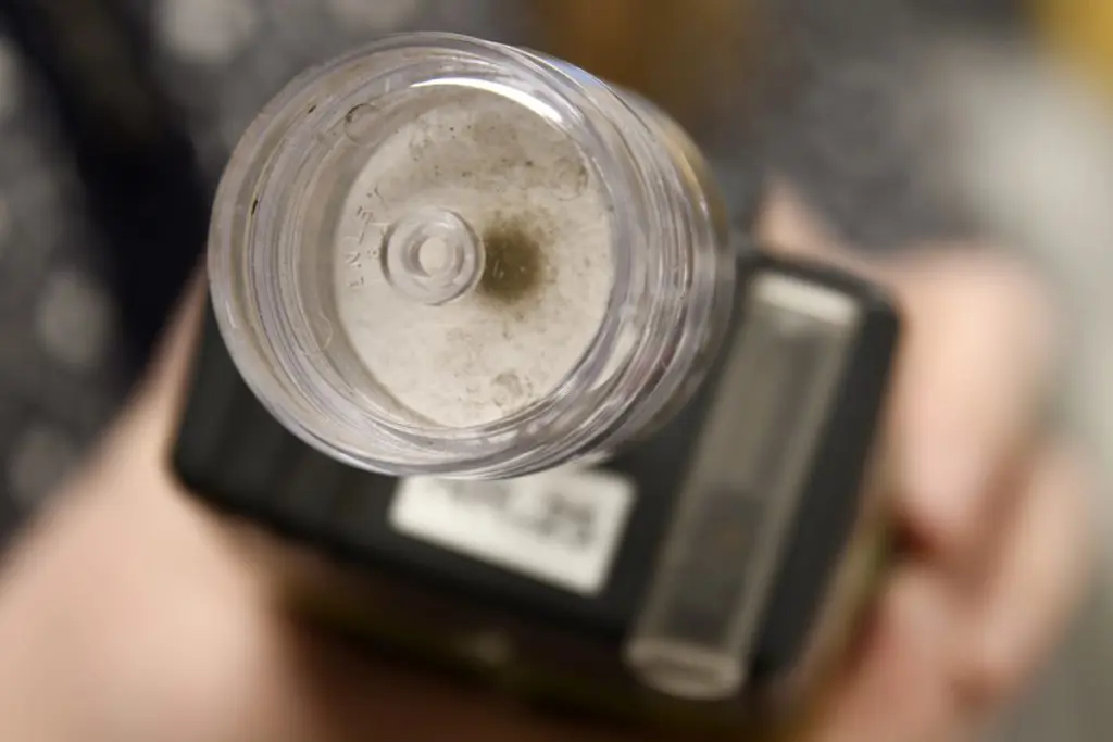 Et nærbilde av et metallobjekt