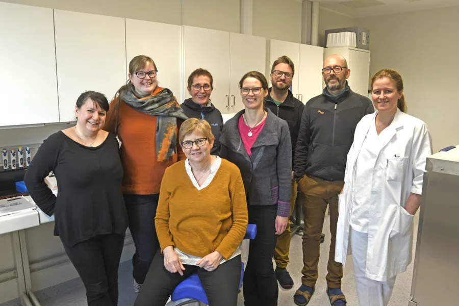 En gruppe mennesker som poserer for et bilde