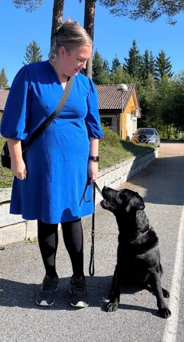 En person som går tur med hund