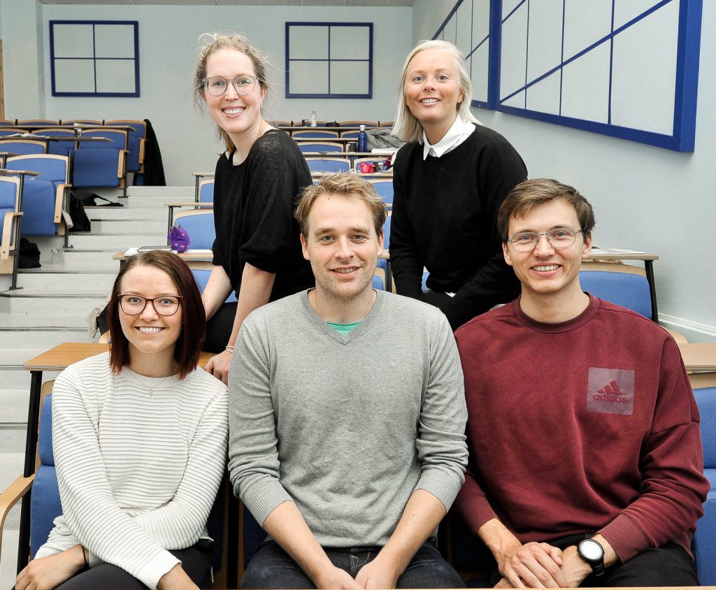 En gruppe mennesker som poserer for et bilde