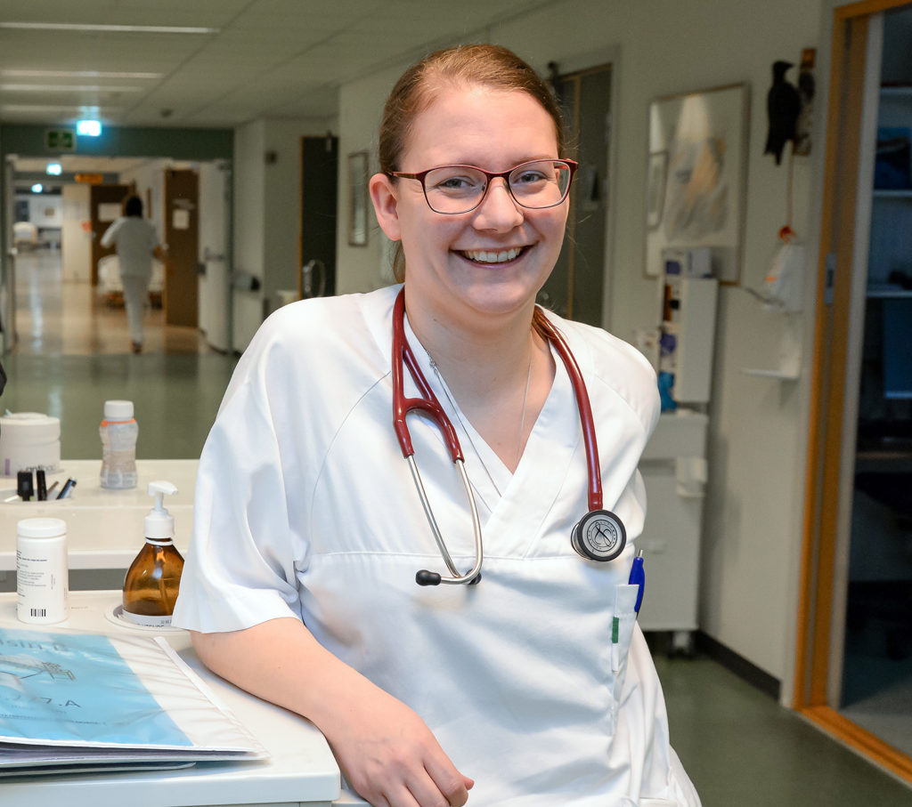 En person med stetoskop rundt halsen