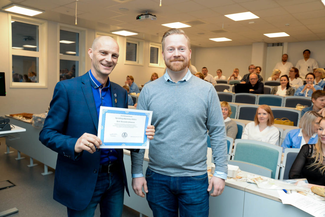 Et par menn med sertifikat