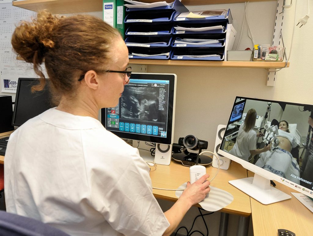 En mann i hvit frakk