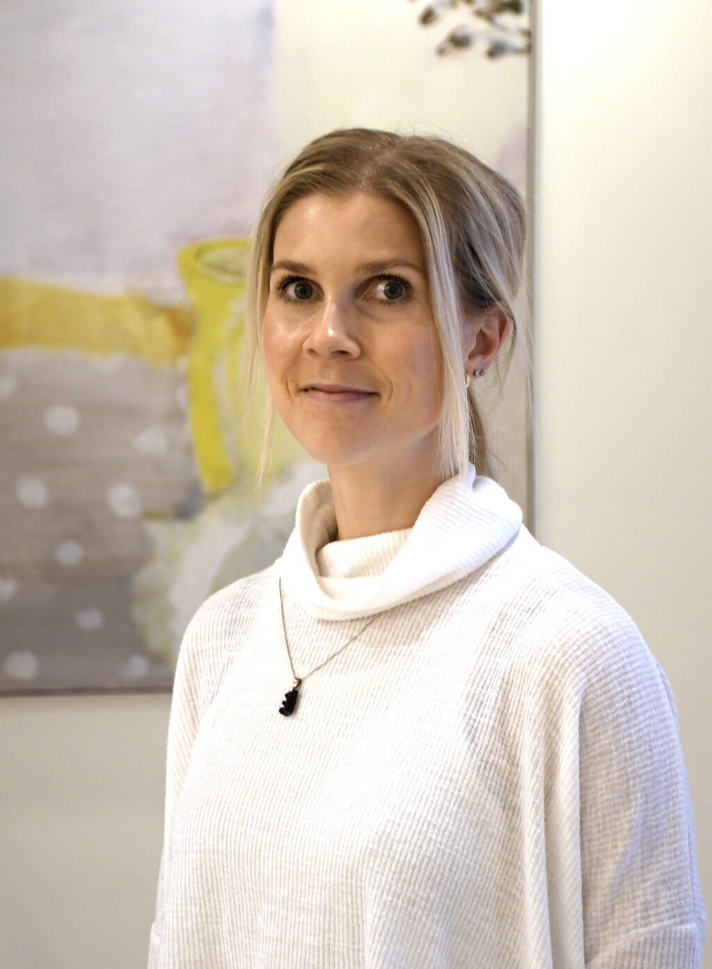 En kvinne iført hvit skjorte