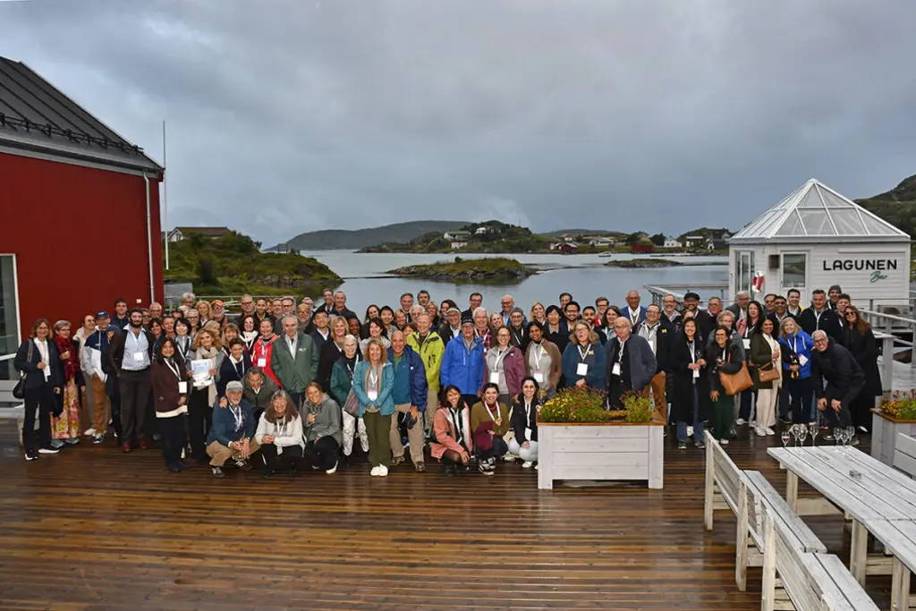 Mange konferansedeltakere samlet på brygge