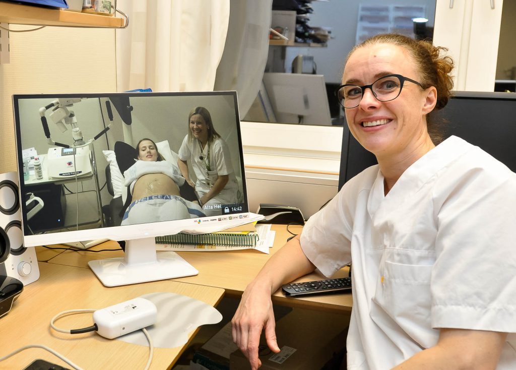 En person som sitter ved en datamaskin