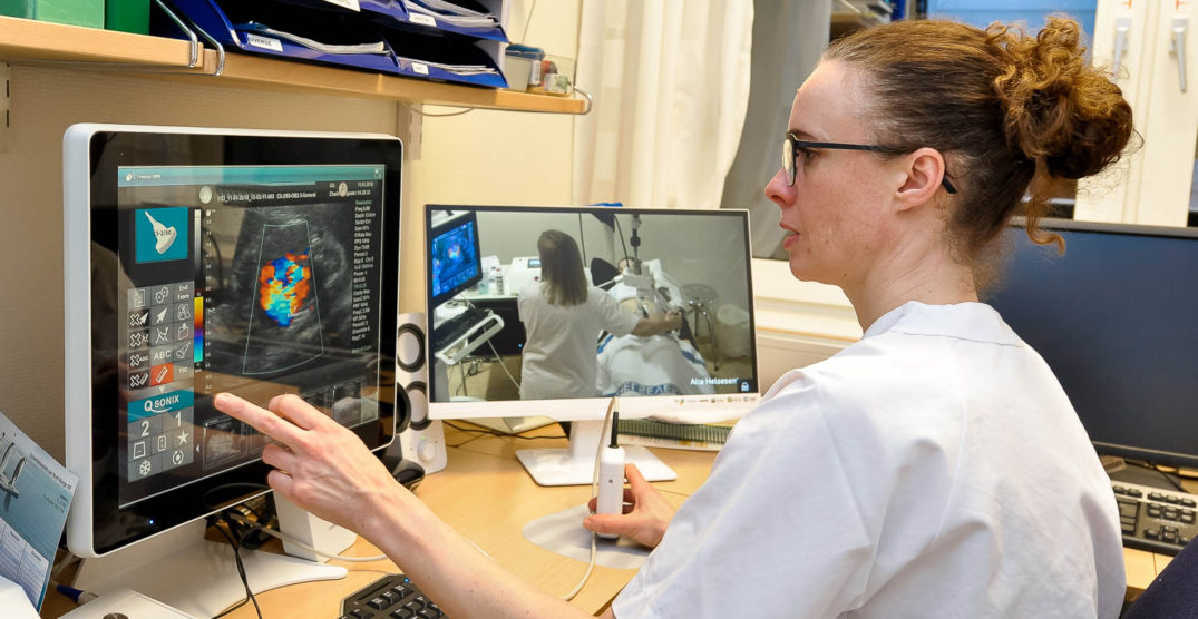 En person som sitter ved en datamaskin