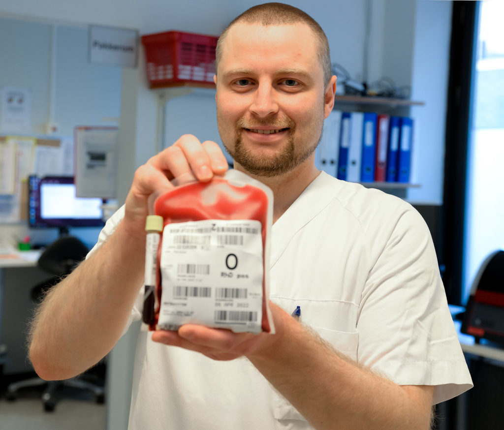 En mann som holder en eske sigaretter