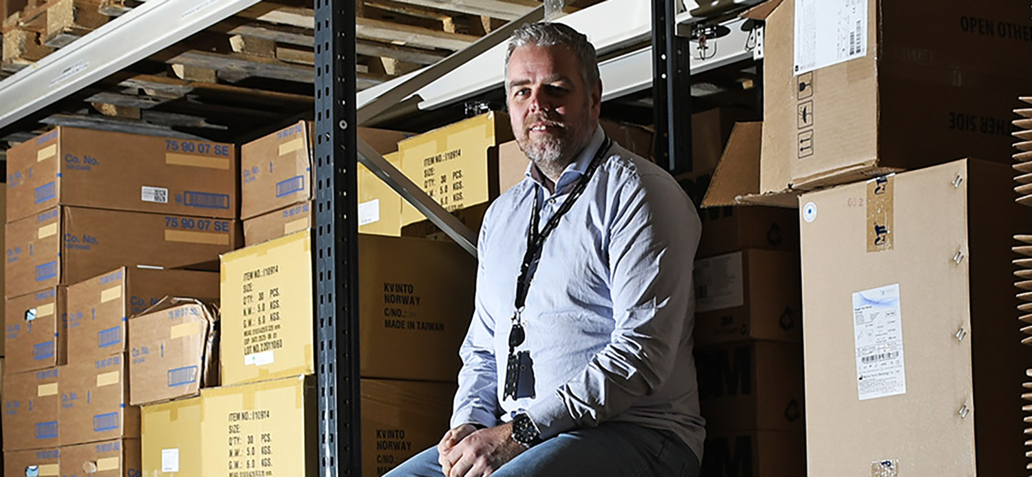 En person som sitter i et lager