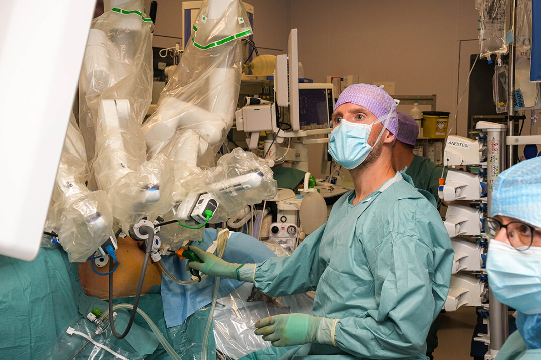 Thor Allan Stenberg ved pasientens side under operasjon.