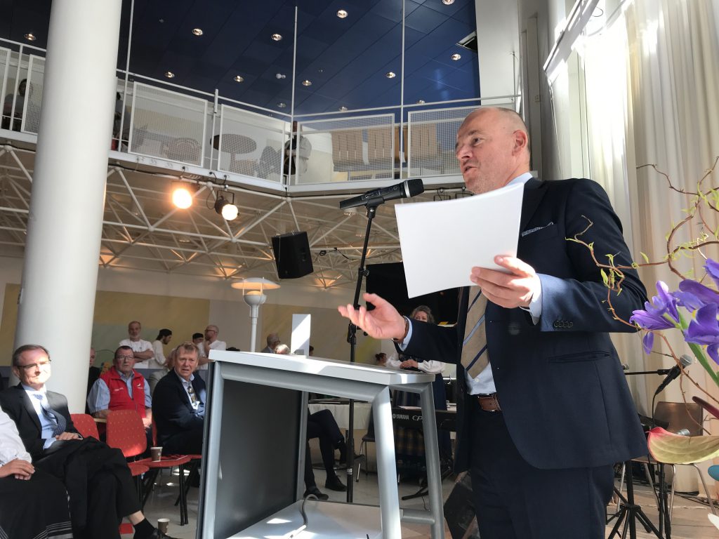 En mann som holder et papir