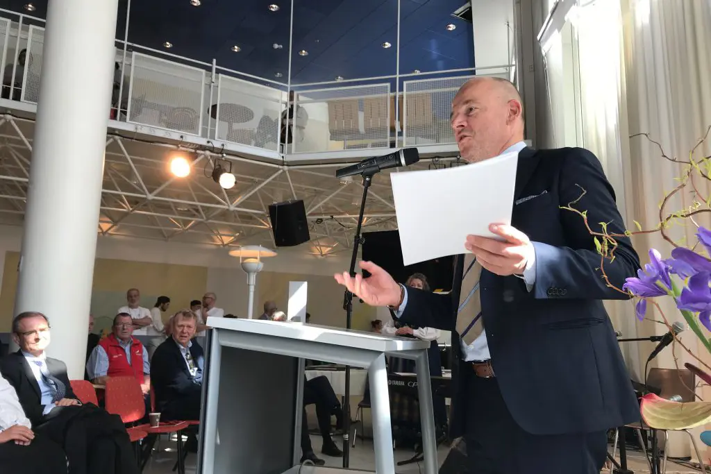 En mann som holder et papir