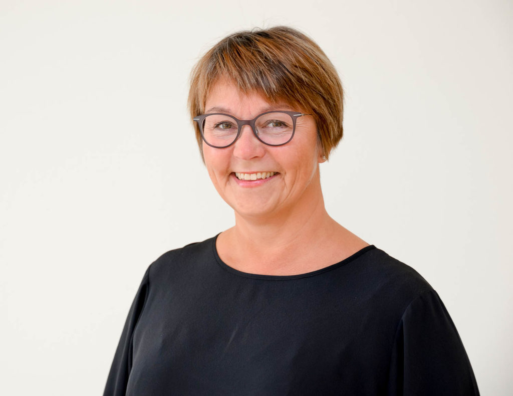 En person med briller