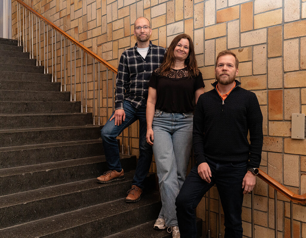 Tre personer i ei trapp