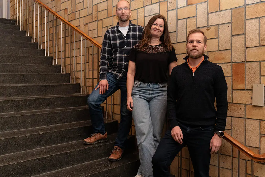 Tre personer i ei trapp