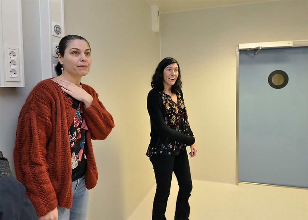 En person som står ved siden av en annen kvinne