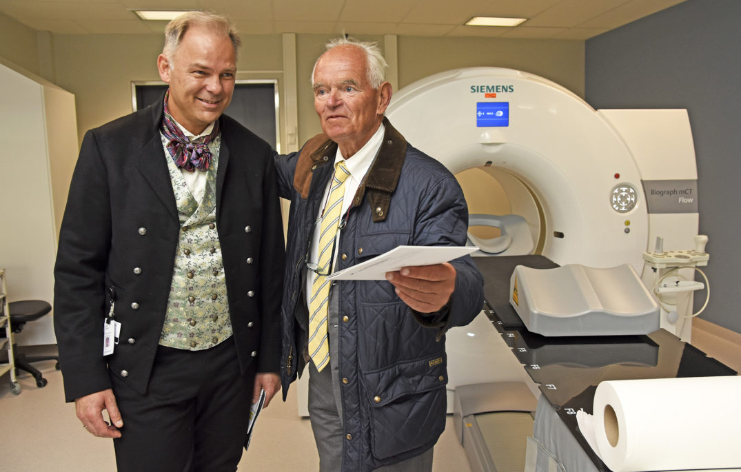 En mann som holder et papir ved siden av en mann som holder et papir