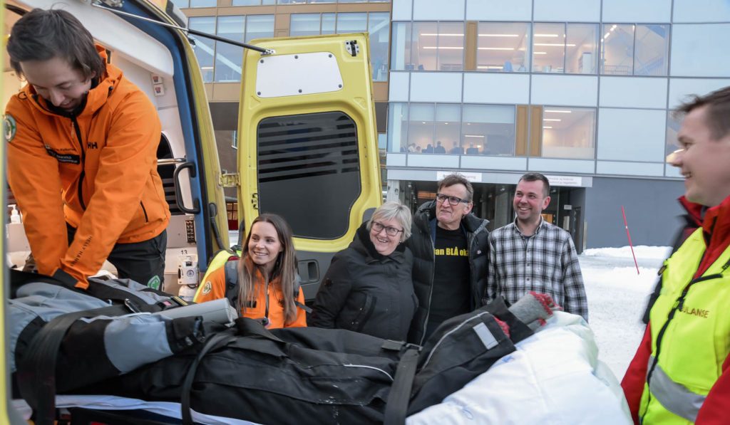 En gruppe mennesker i et kjøretøy