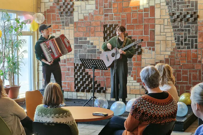 To musikere i foajeen på Åsgård, åpning av klinikk