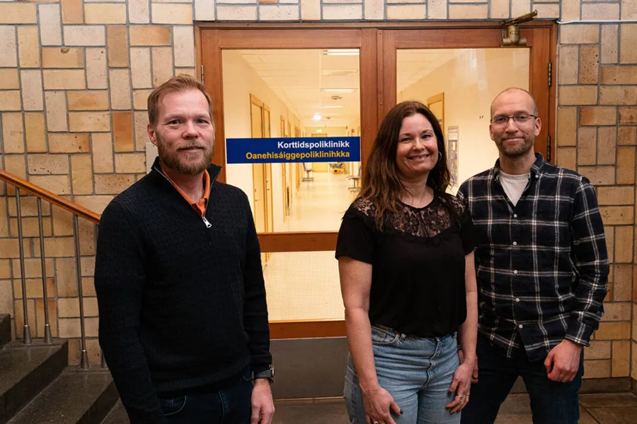Tre personer foran døra til korttidspoliklinikken