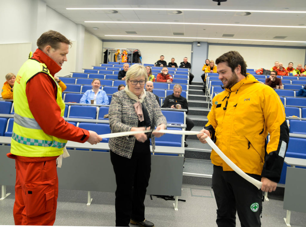 En gruppe mennesker som holder et tau