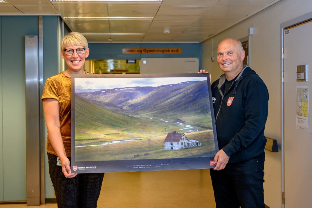 En mann og en kvinne står ved siden av et stort kart