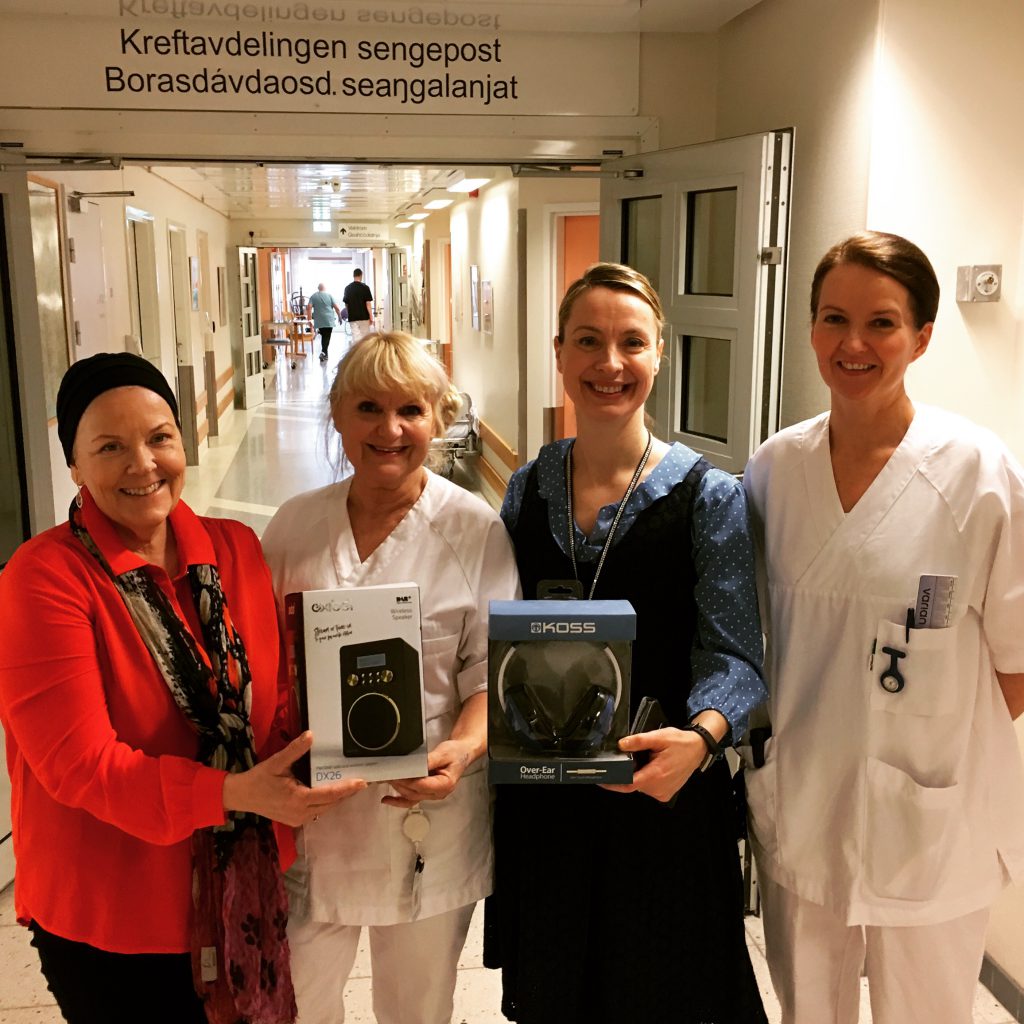 En gruppe kvinner som holder en plakett