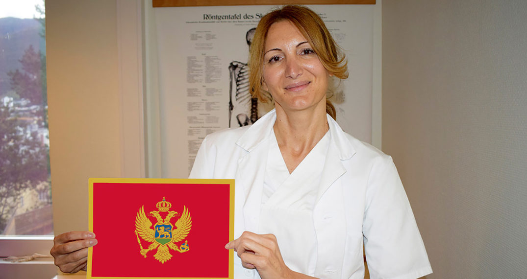 En person som holder en bok