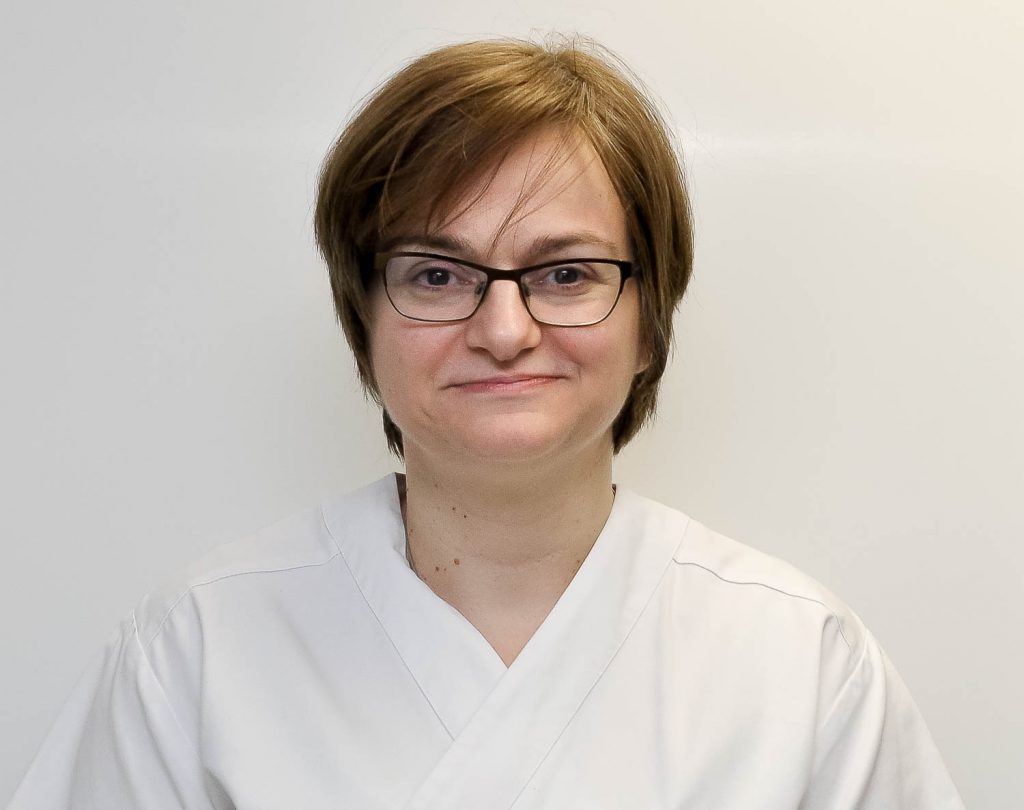 En person med briller