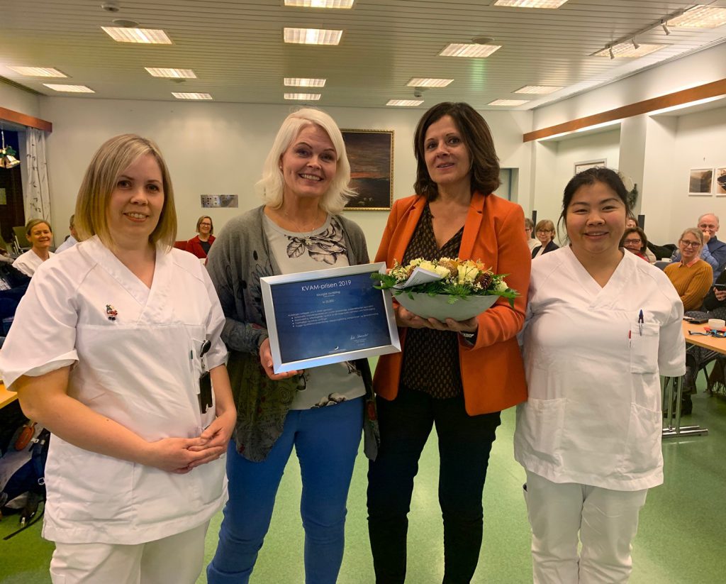 En gruppe kvinner som holder blomster