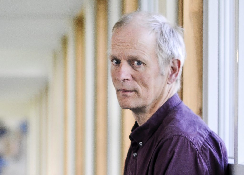 En mann i en lilla skjorte