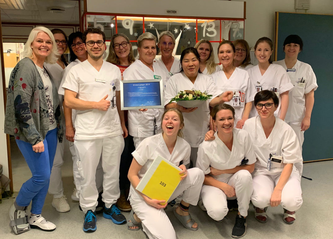 En gruppe mennesker som poserer for et bilde