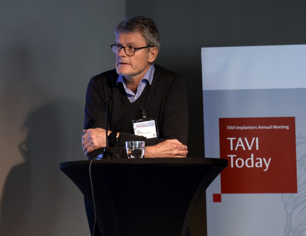 En mann som står ved en talerstol